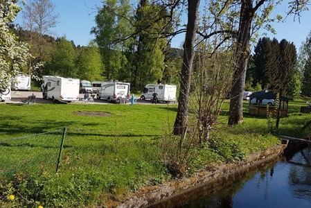 Wohnmobilplatz mit historischem Wassergraben